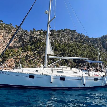Magnific Sailboat Next To The Beach Bcn Бадалона Екстер'єр фото